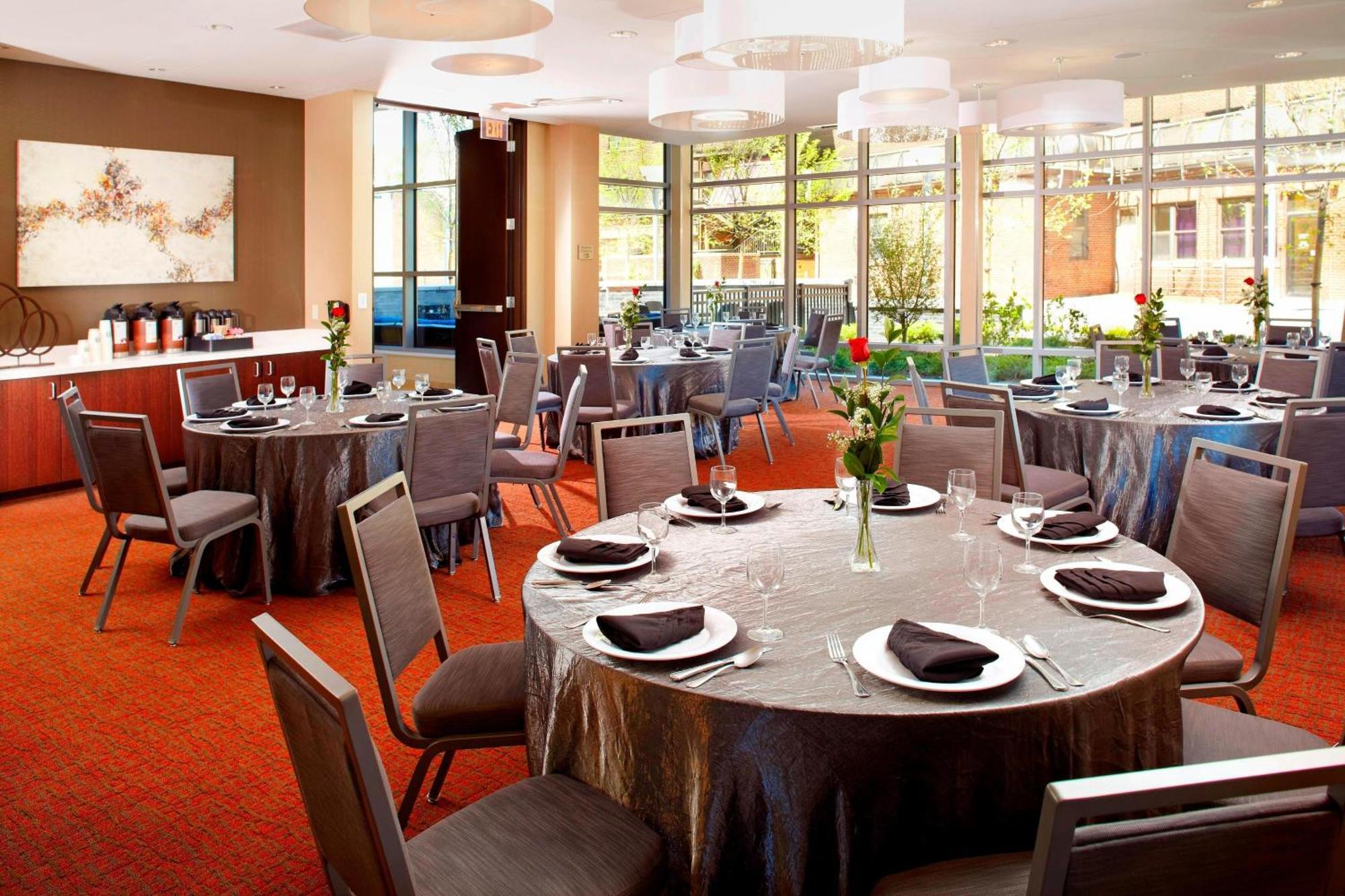 Courtyard Cleveland University Circle Bagian luar foto